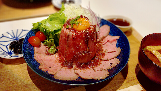 ローストビーフ丼 税込1300円(2024年10月撮影)