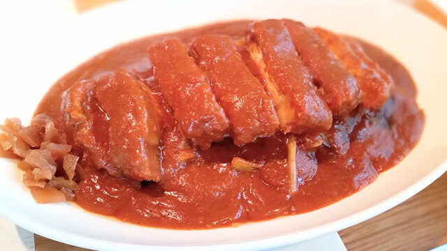 未来カレーにトンカツをトッピングしたデラックスカレー 税込1500円(2023年11月撮影)