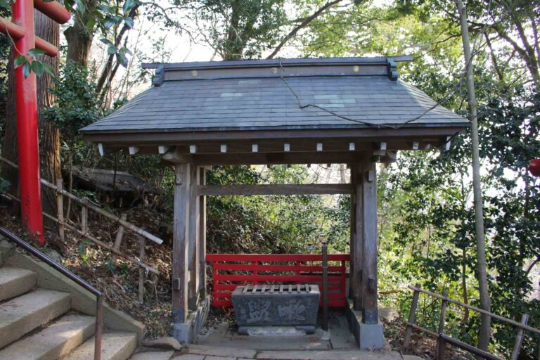階段横の手水舎