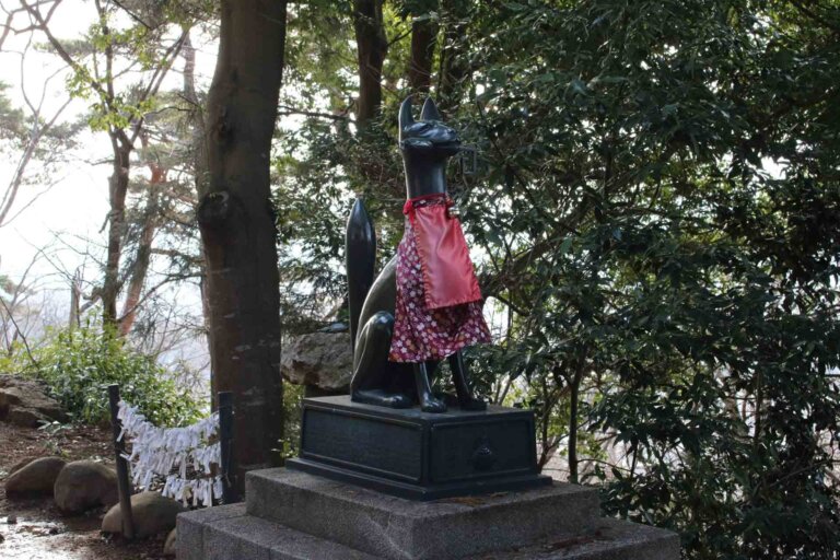 入口には狛犬
