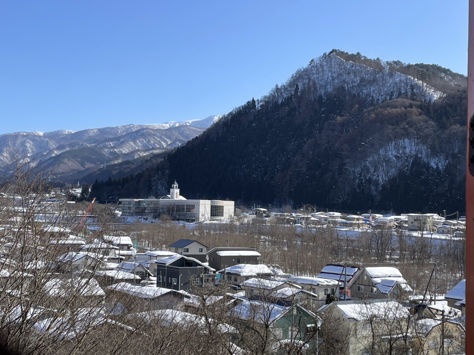 お堂内から見た山形市風景