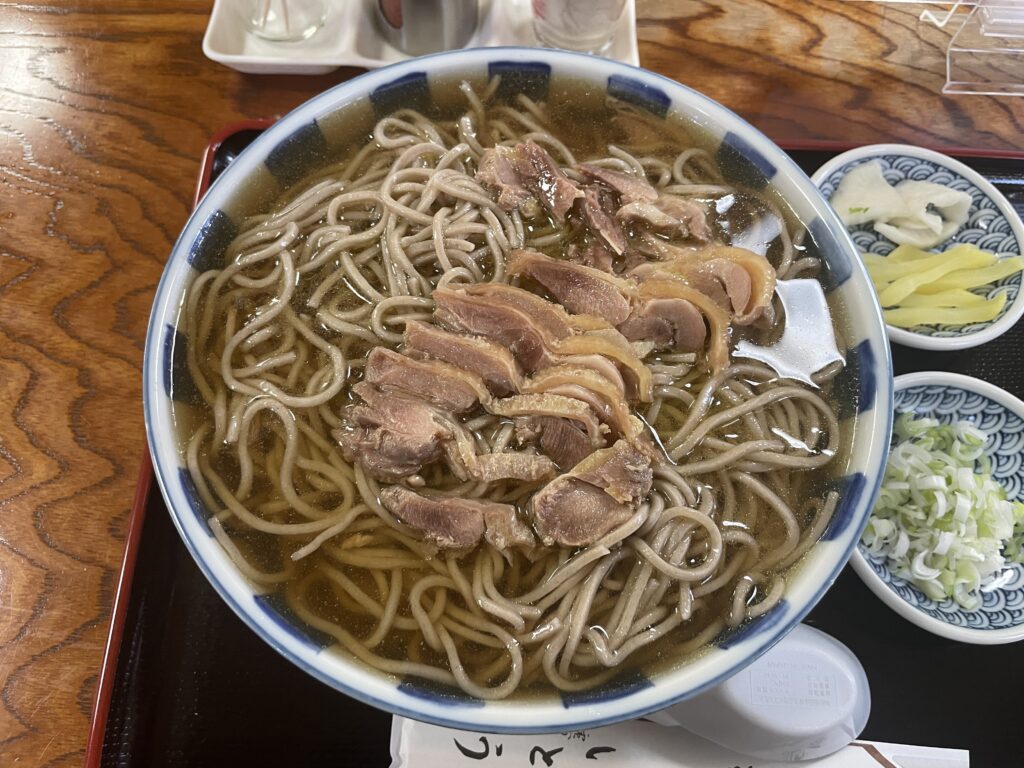 【山形から月山へ】 「そば処いとう」冷たい肉そばと一緒に山菜はいかが？｜甘めの汁に後味あっさり！ デスクトップ向け