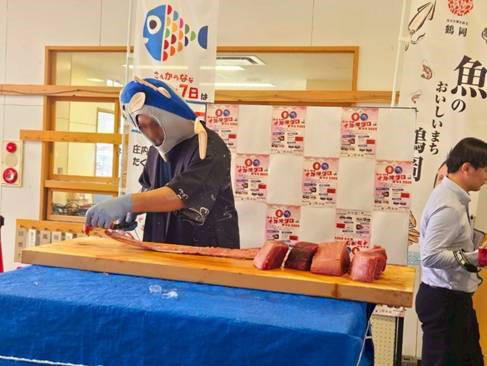 【レビュー】「～酒と肴と鼠ヶ関～イカ・マグロまつり」目の前で解体される極上のマグロのお刺身に舌つづみ！ アイキャッチ