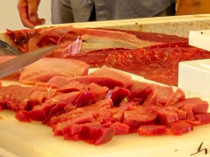 鼠ヶ関イカ・マグロまつり　解体されたマグロ柵