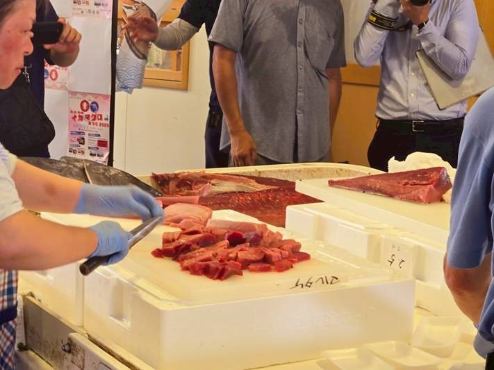 鼠ヶ関イカ・マグロまつり　解体されたマグロ