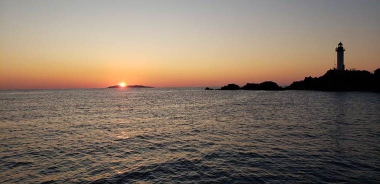 鼠ヶ関イカ・マグロまつり　弁天島の夕陽