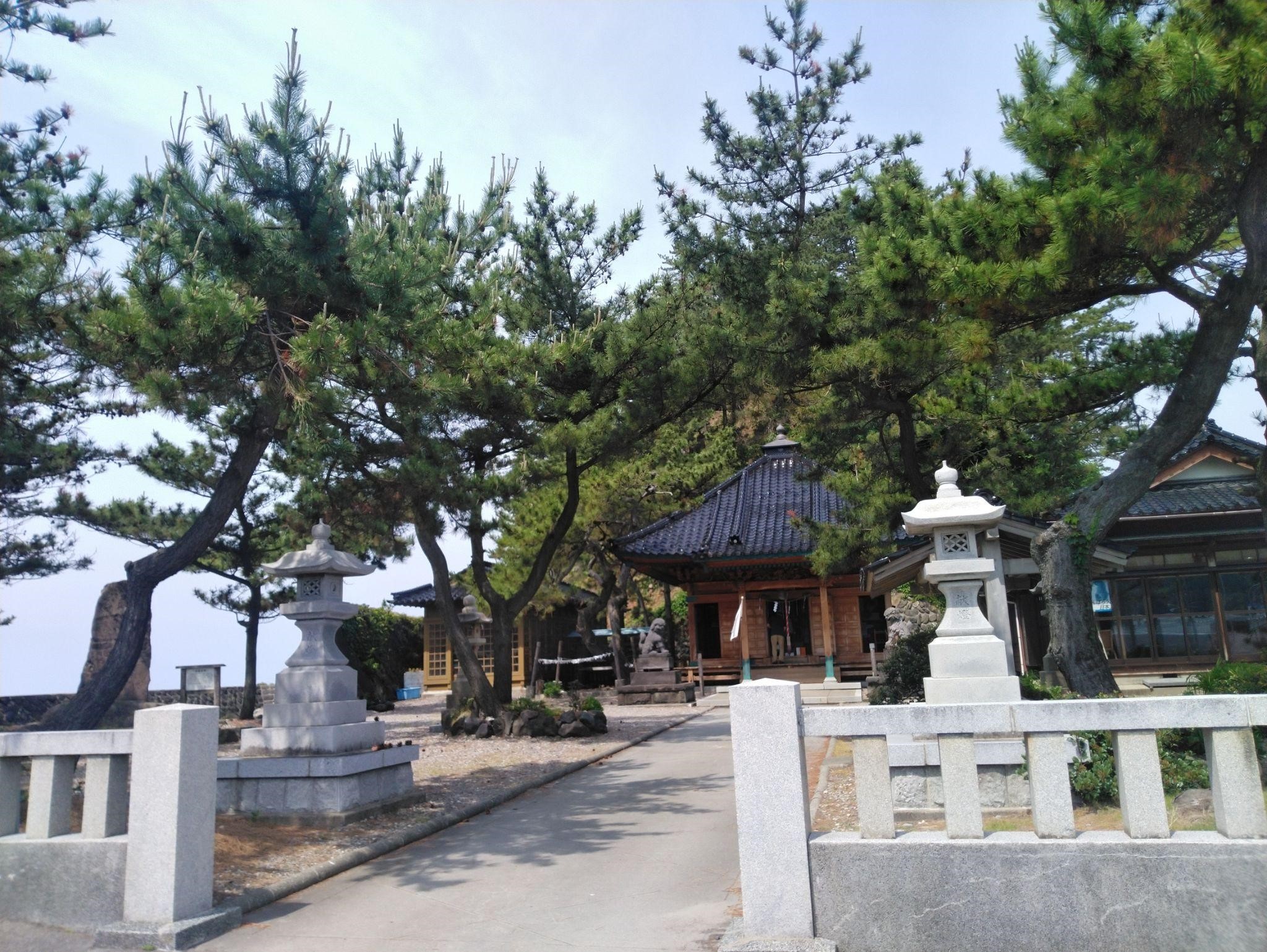 鼠ヶ関イカ・マグロまつり　弁天島、 厳島神社