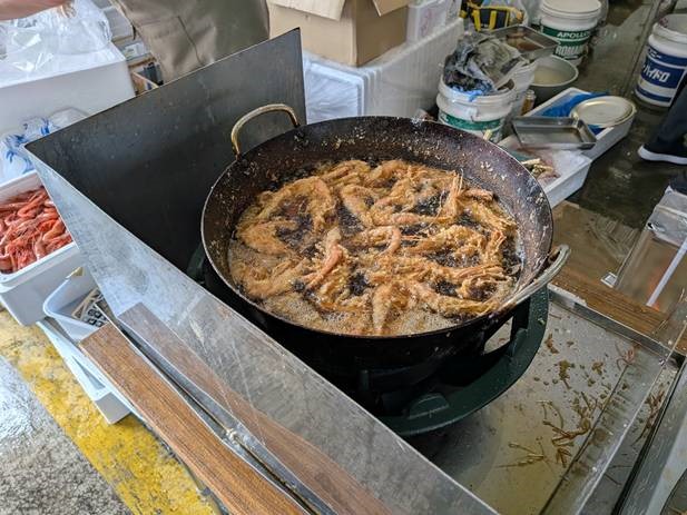 鼠ヶ関イカ・マグロまつり　エビの素揚げ　調理