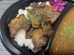 肉のくろぬま_牛肉カレー弁当2