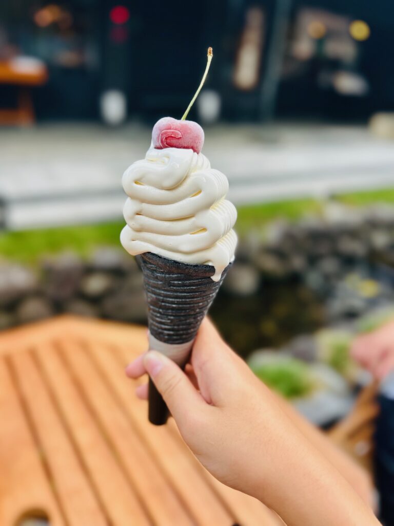 山形市七日町ルルタスにある御殿堰ソフト(さくらんぼ入りのミルクソフト)