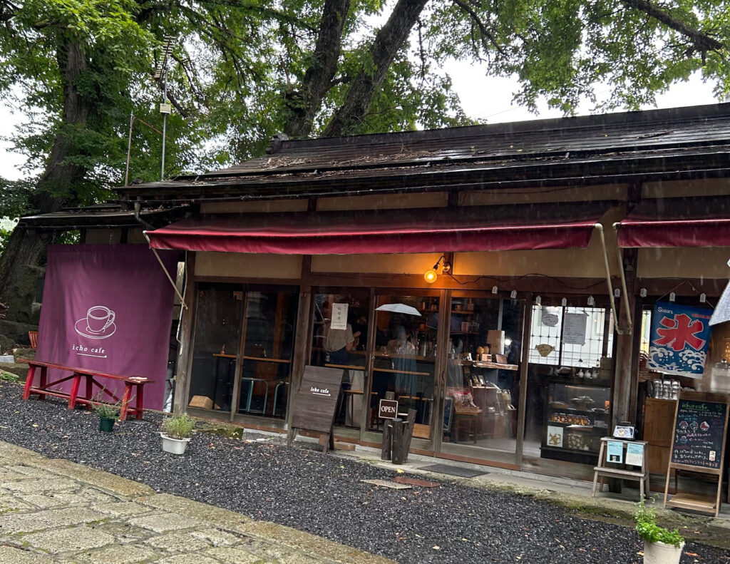 南陽市熊野大社のイチョウカフェ