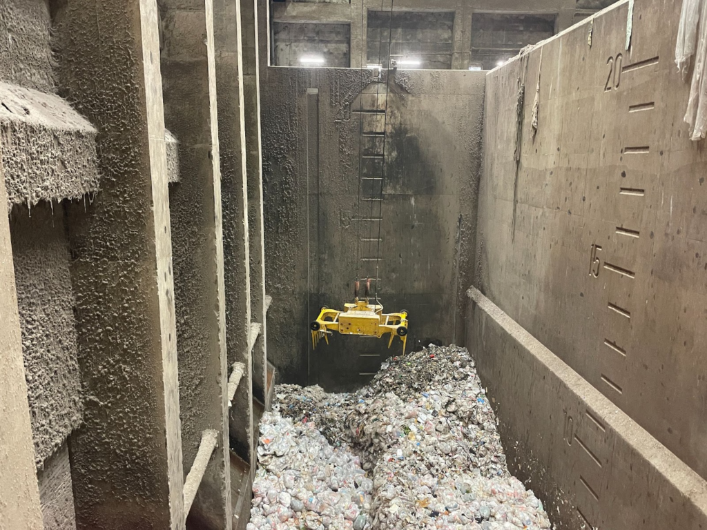 エネルギー回収施設（川口）_ゴミピットとクレーン