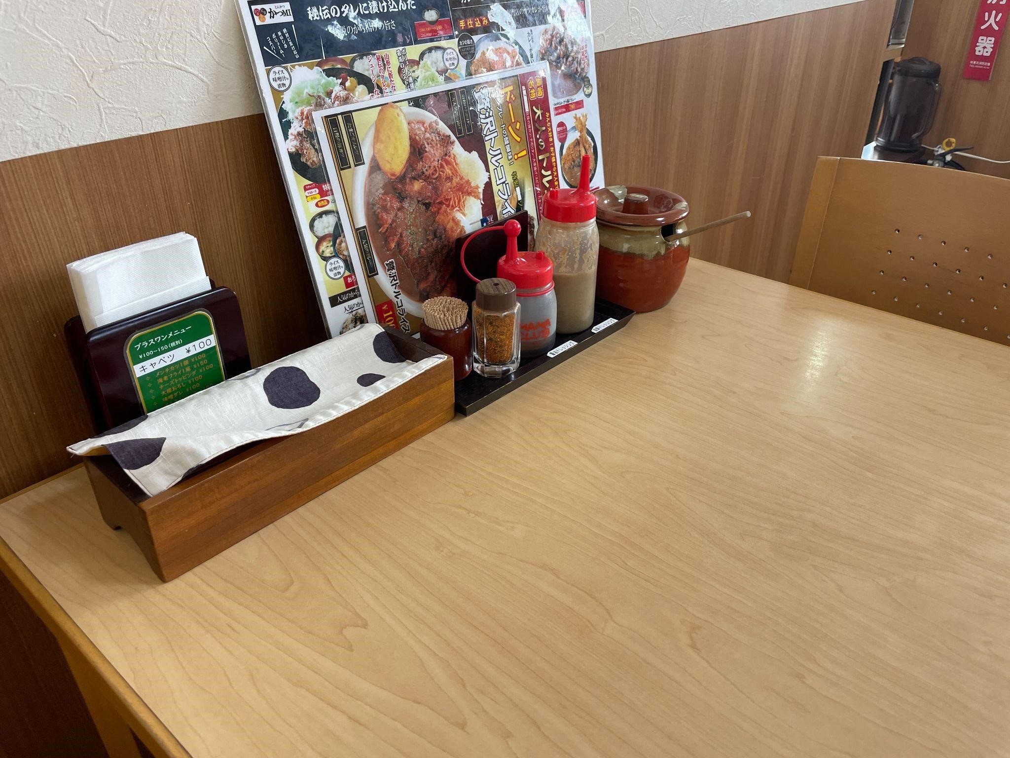 かつMIさくらんぼ東根神町北店_テーブル