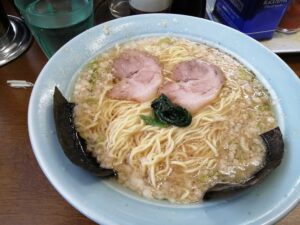 ラーメンショップ椿狩川店で提供されるコテコテラーメン