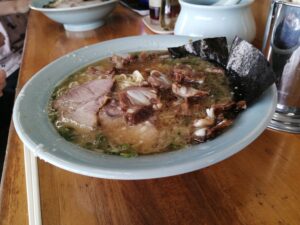 ラーメンショップ椿狩川店で提供される軟骨チャーシュー肉だく麺
