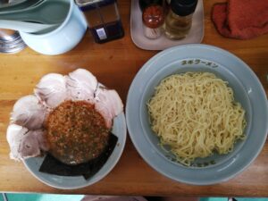ラーメンショップ椿狩川店で提供されるつけチャーシュー麺