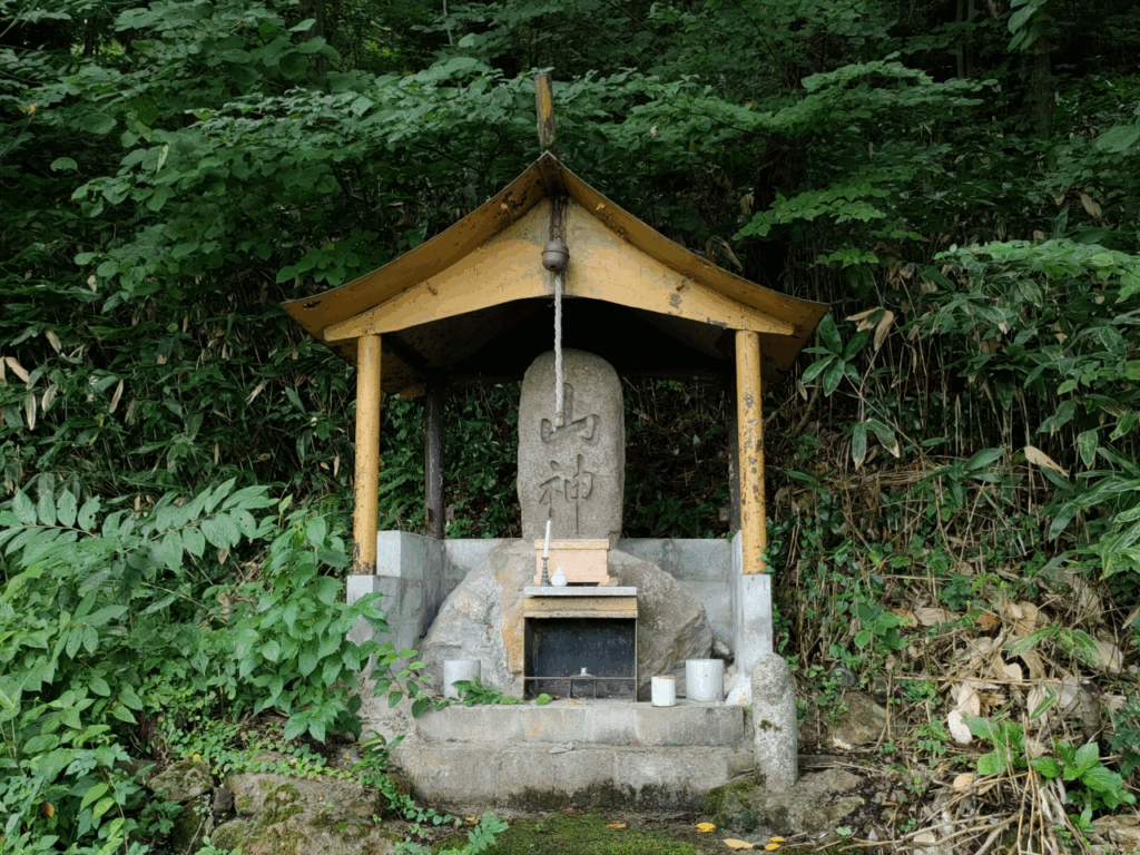 荷渡地蔵尊隣の山神社