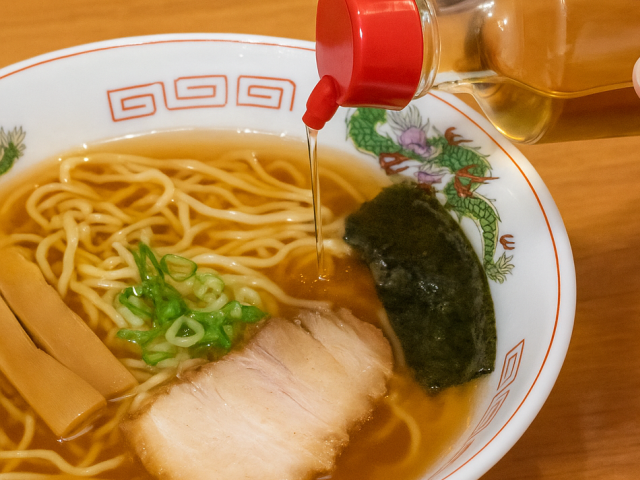 ラーメンに酢を注ぐ