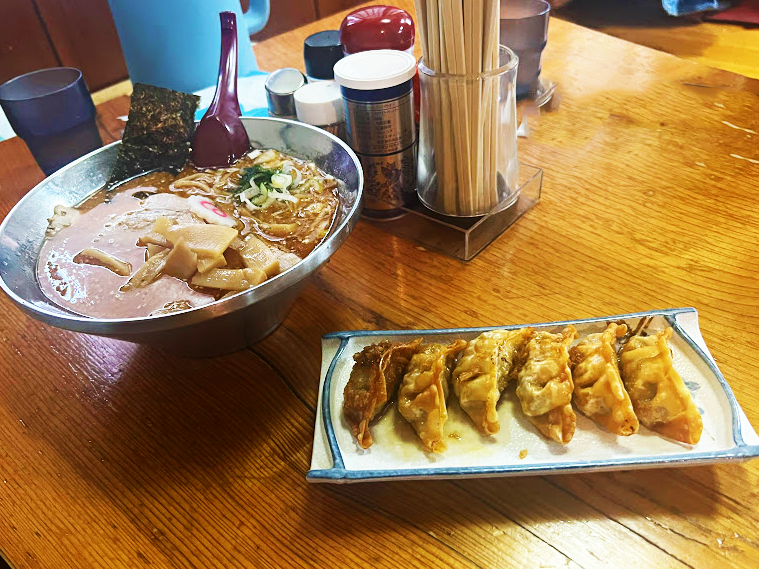 麺屋 居間人Leapラーメン、餃子