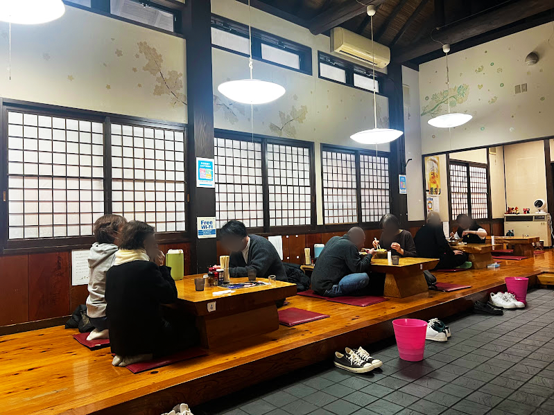 麺屋 居間人Leap店内座敷席