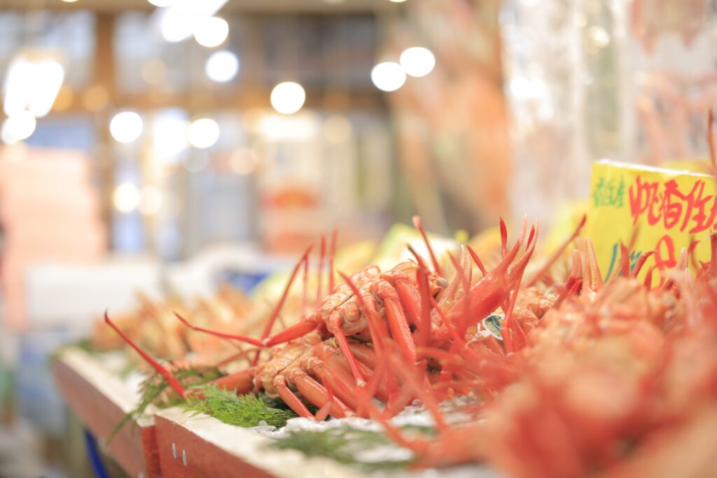 市場にならぶたくさんのカニ