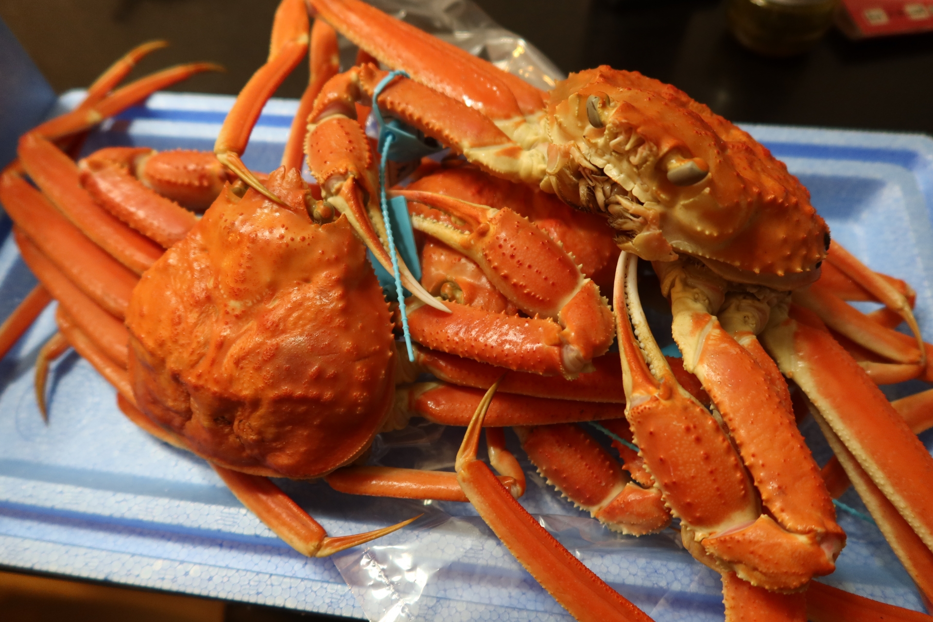 カニが重なって置かれている