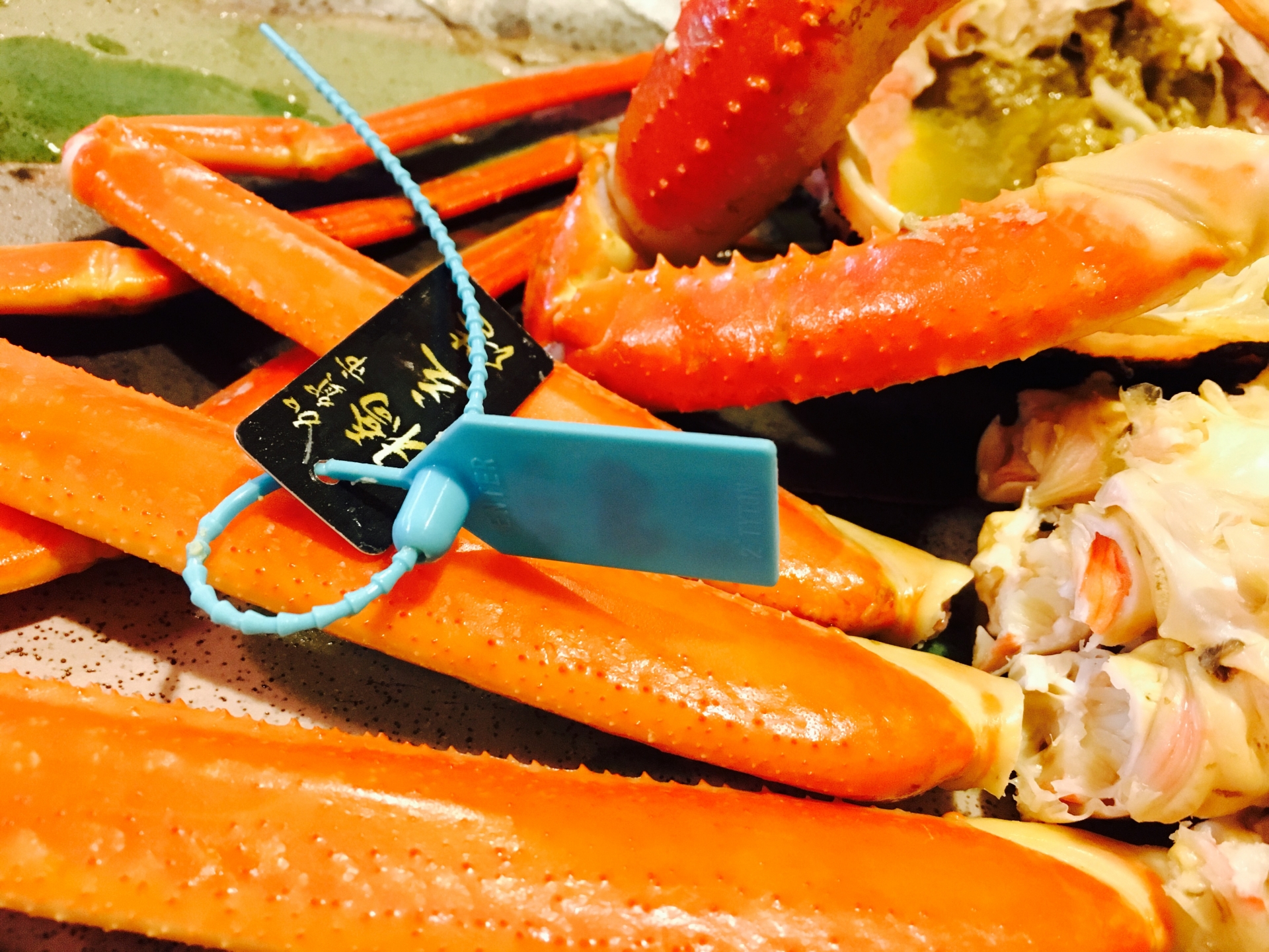 タグ付きのブランドカニ