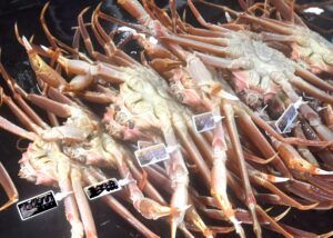 水揚げされたカニ