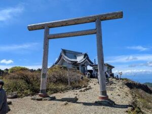 【宮城・蔵王】蔵王のお釜と刈田嶺神社|神秘の火口湖・お釜と山上の社を巡る アイキャッチ