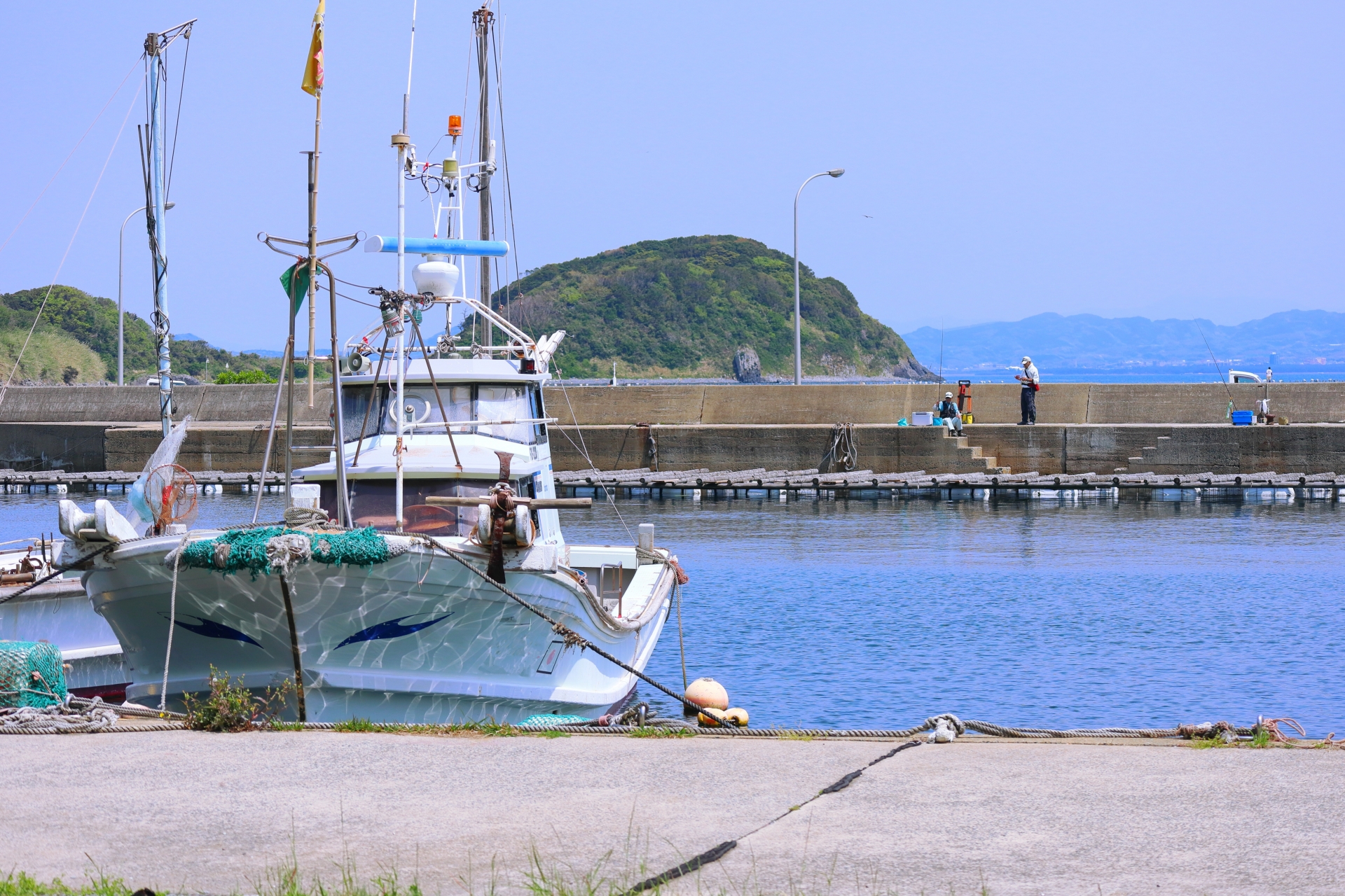 海と漁船