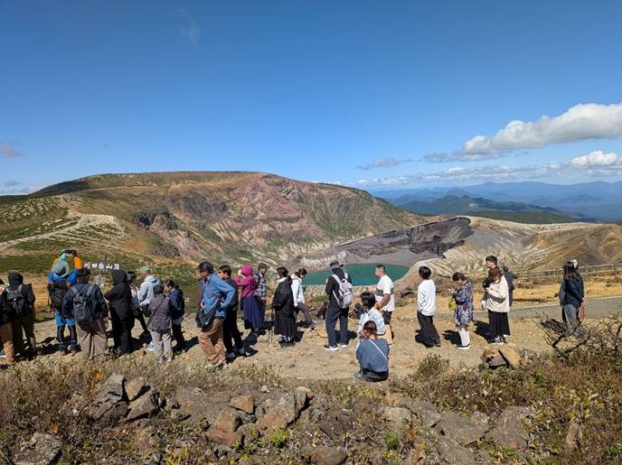 蔵王刈田嶺神社_山頂からのお釜