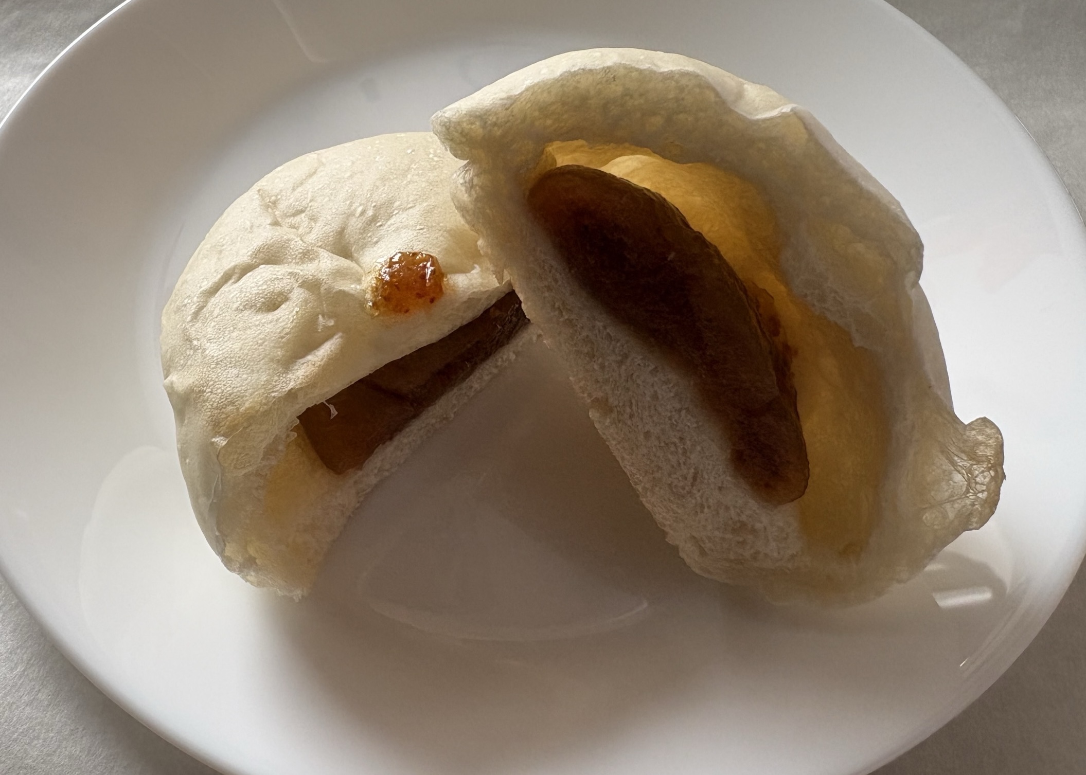 自家製いちじくの甘露煮を丸ごと包んだ「丸ごといちじく」