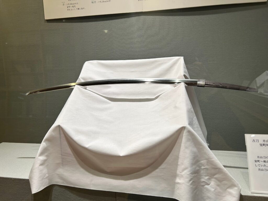 古刀 月山 綾杉肌 室町時代作｜反りの美しい日本刀