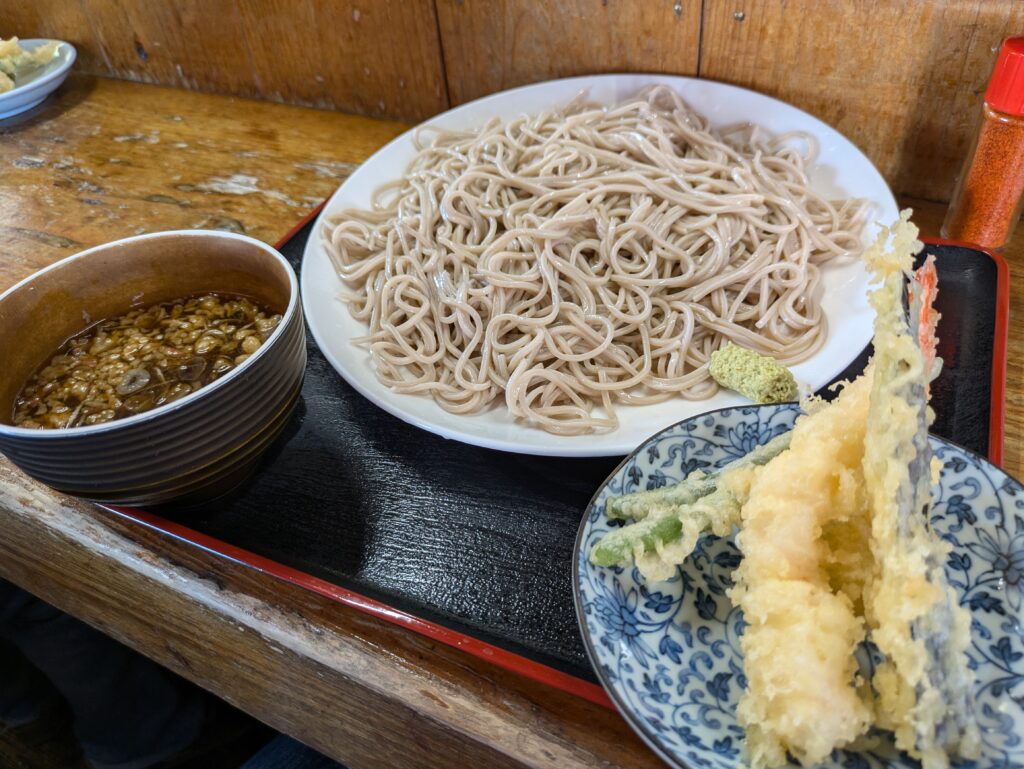 【山形・山形市】カウンター6席のそば店「そばの やまっく」で味わう天もりそば デスクトップ向け