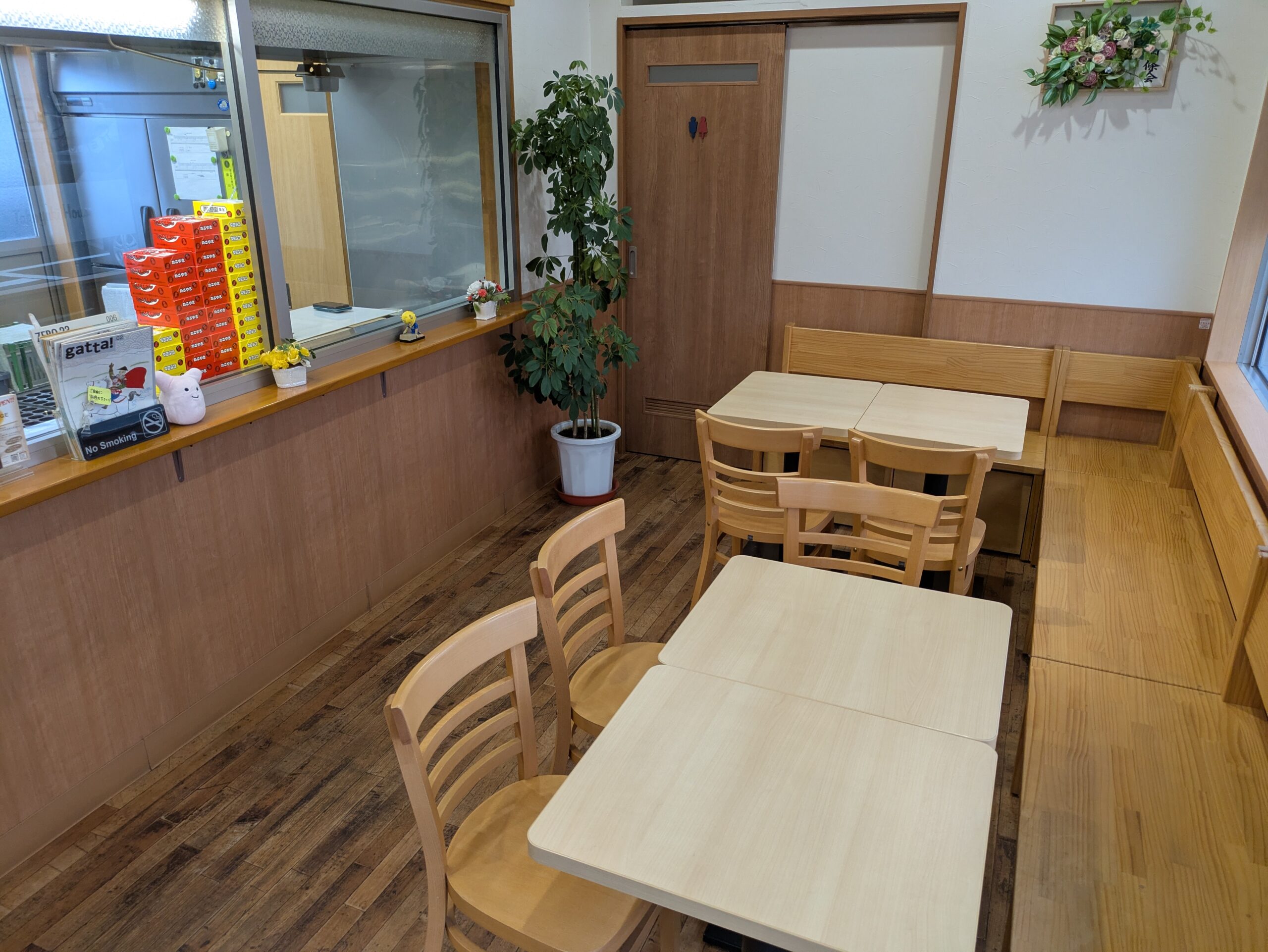 店内右手のイートインコーナー