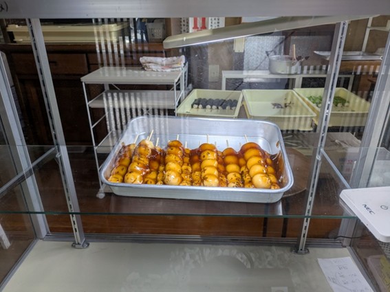 ショーケースの中のしょうゆだんご