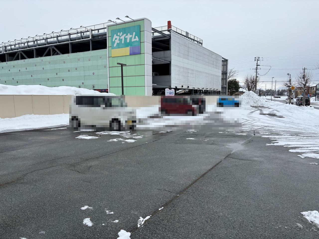 駐車場裏