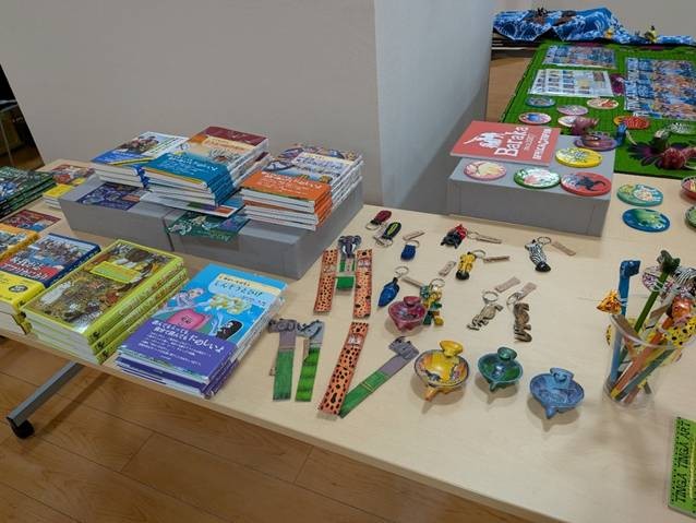 ティンガティンガ原画展_個性的なキーホルダーや小物入れ、コースター、書籍