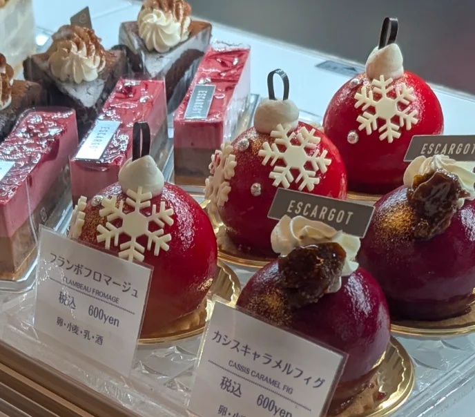 ショーケースに並ぶケーキ