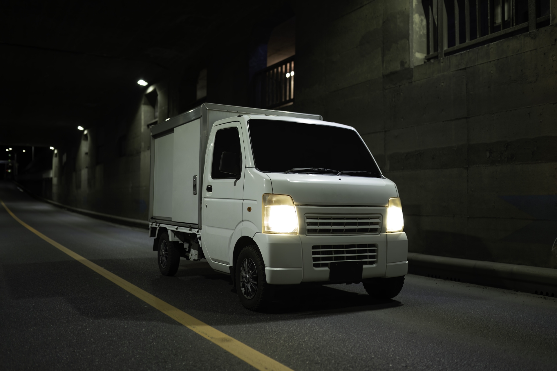 夜間にごみを持ち去るトラック