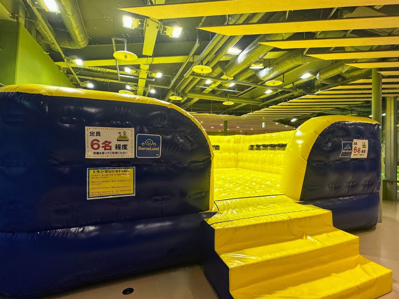 ゆめ広場にあるふわふわトランポリン