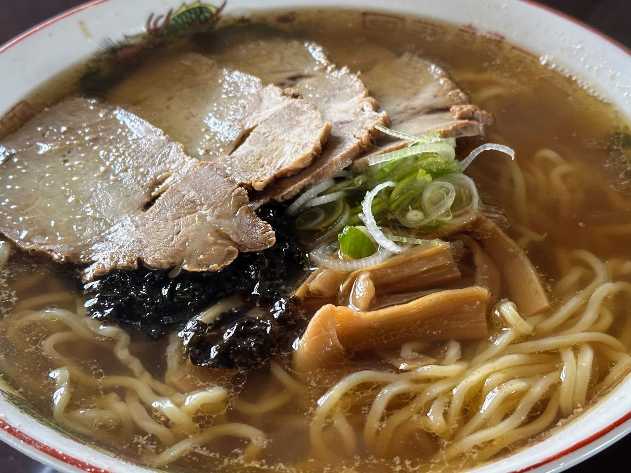 東亭の大きなチャーシューがのったチャーシューメン
