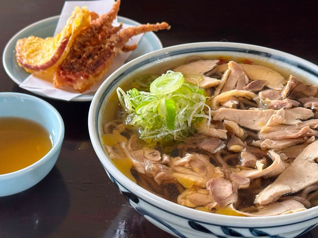 東亭の冷たい肉そばとサクサクのげそ天セット