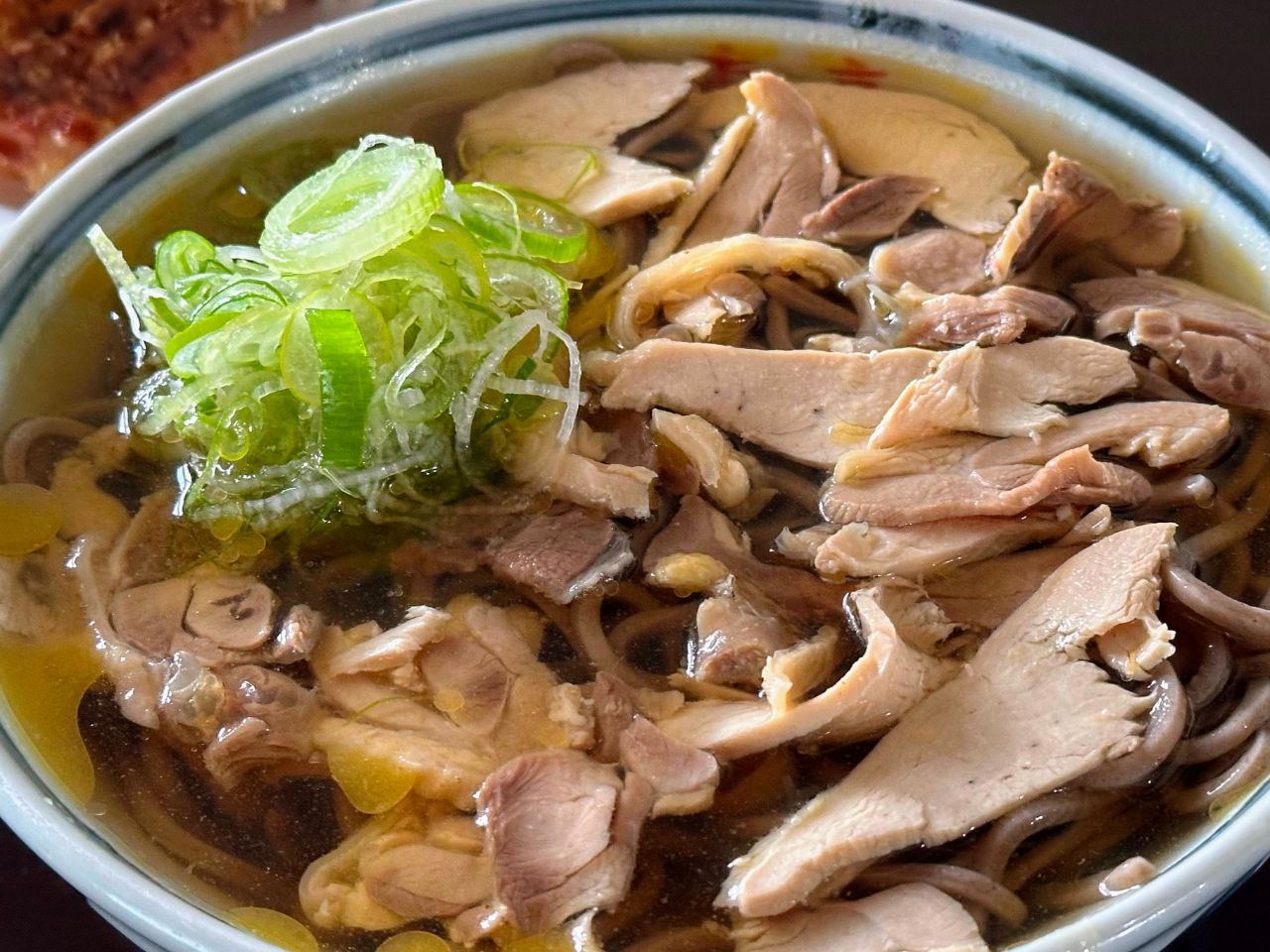 東亭の親鳥がたっぷり乗った冷たい肉そば