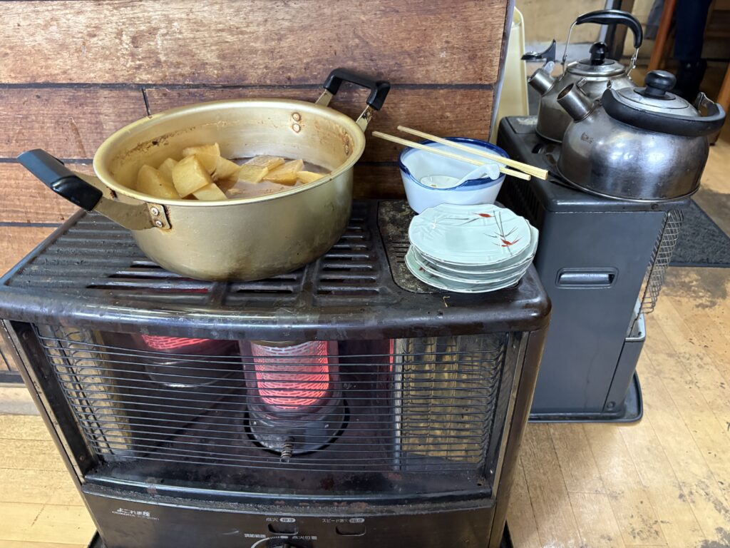 ストーブに置かれた大根の煮物