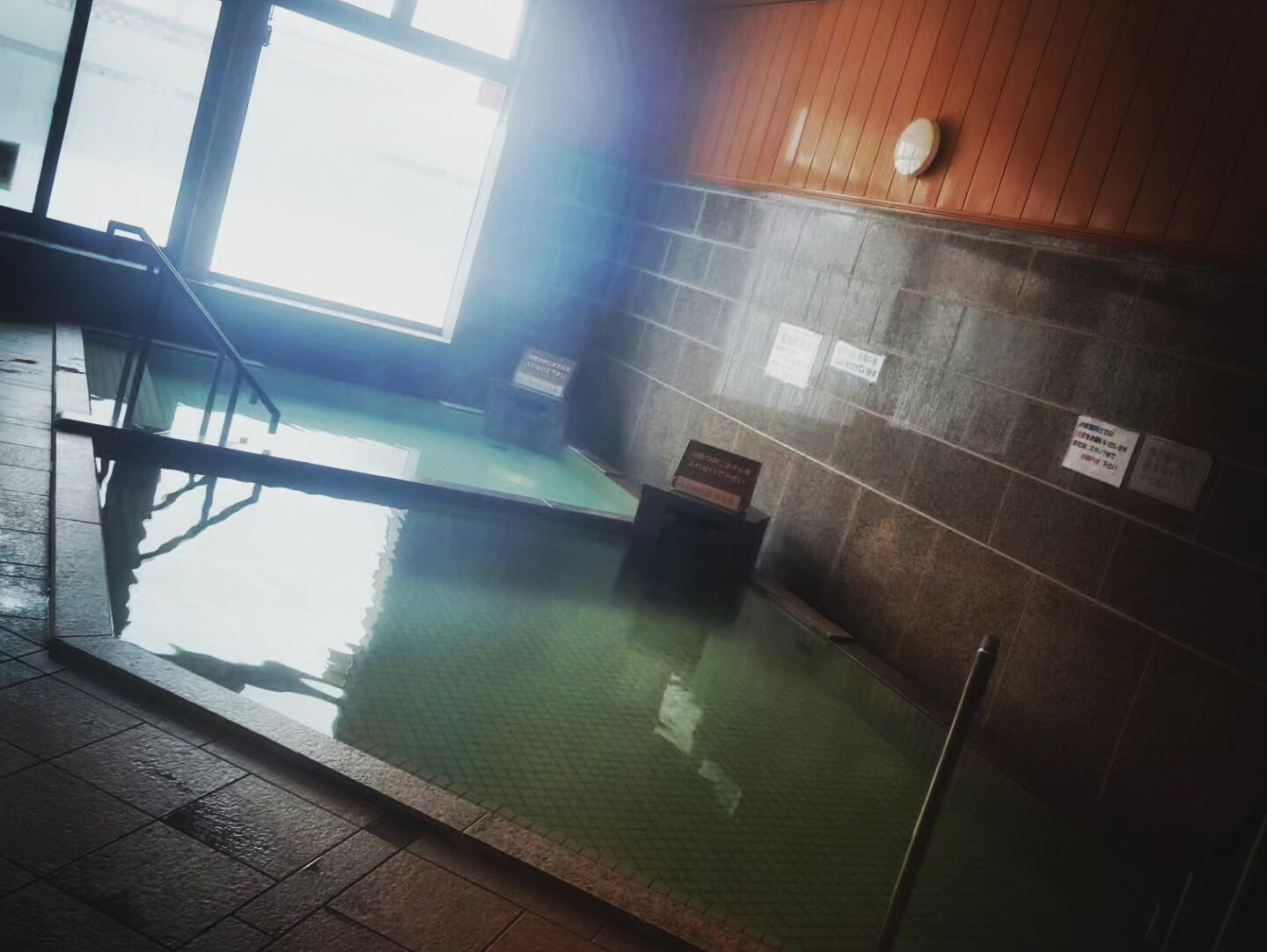 ２つの温度調節された温泉