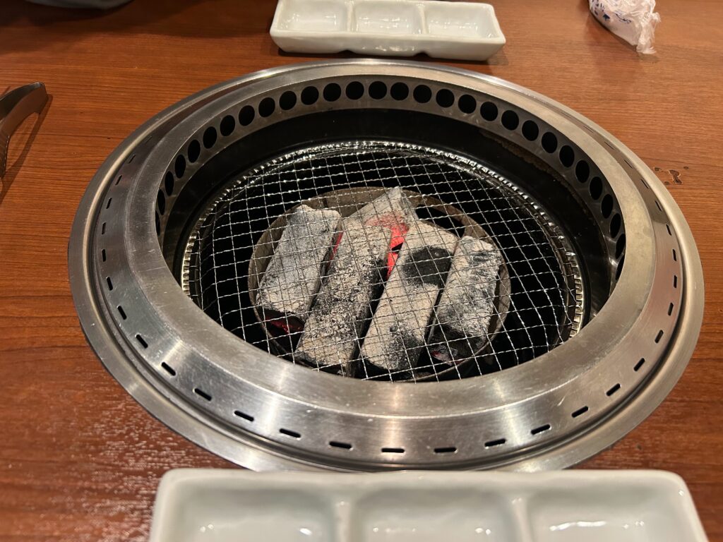 春香苑 鈴川店の炭火コンロ｜炭火が入った様子
