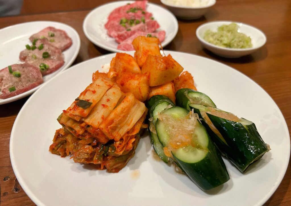 春香苑 鈴川店のキムチ盛り合わせ｜自家製白菜キムチとカクテキ、オイキムチ