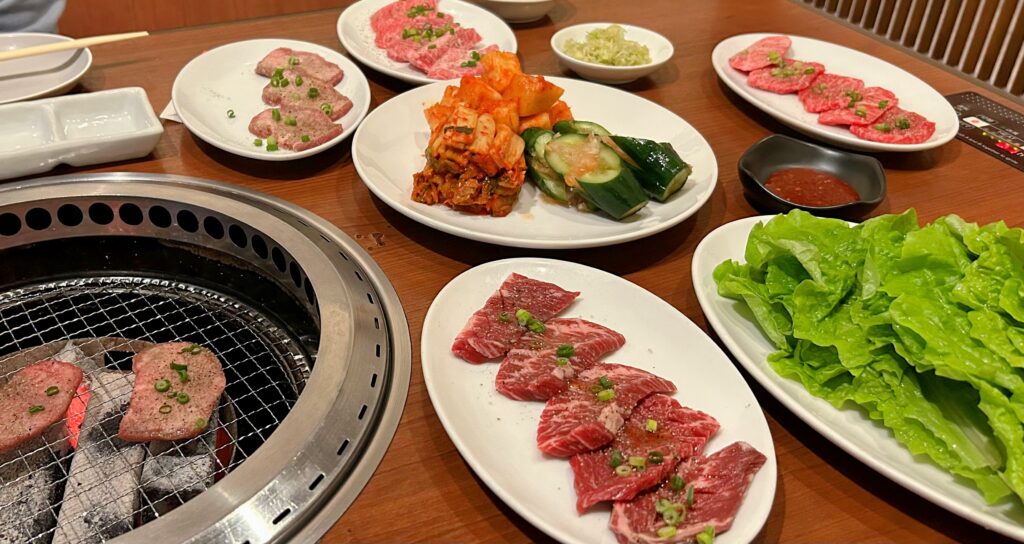 春香苑 鈴川店の炭火焼肉｜山形牛とサイドメニューが並ぶテーブル