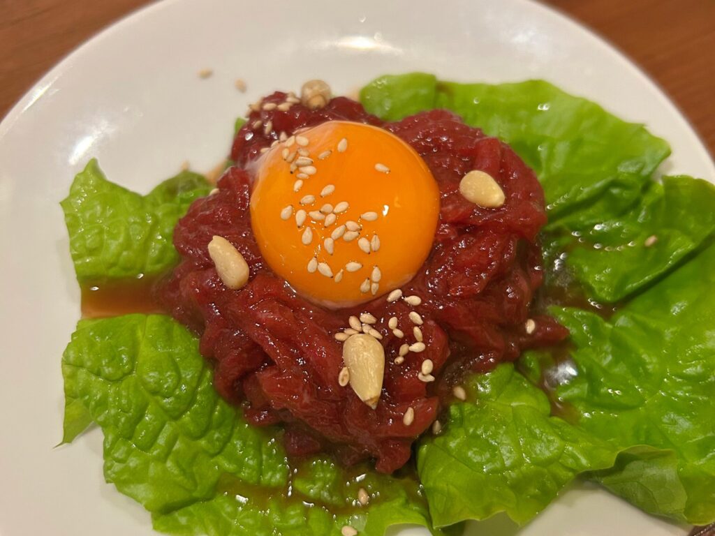 春香苑 鈴川店の桜ユッケ｜新鮮な馬肉のユッケ